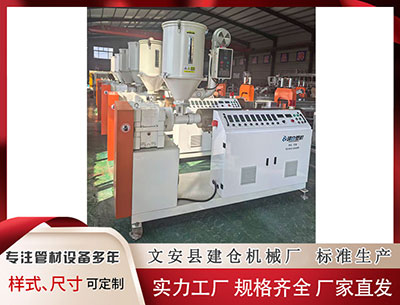 拉萨隔热条设备 哈哈小石头和头哥，差别太大冷得让人心疼，北京机场穿搭直接暴露格变化